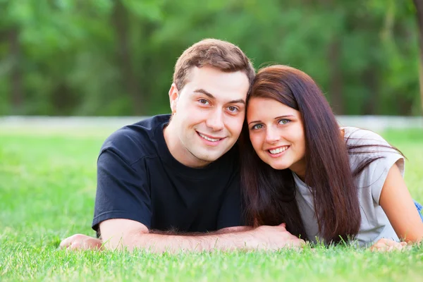 Jonge tiener paar in het park — Stockfoto