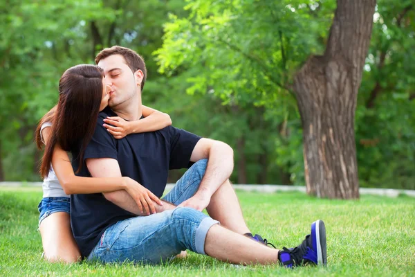 Giovane teen coppia baci all'aperto — Foto Stock