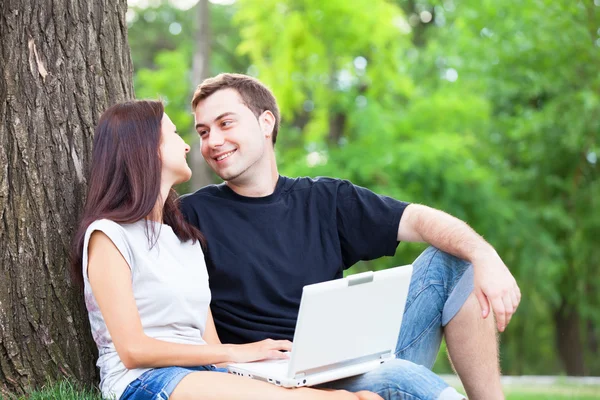 Tiener paar met laptop in het park — Stockfoto