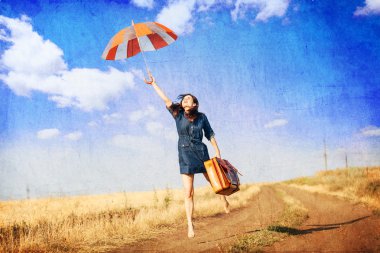 kırsal bavula ile esmer kız