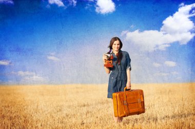 kırsal bavula ile esmer kız.