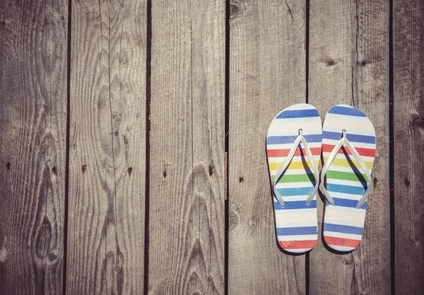 Chaussons de plage sur bois — Photo