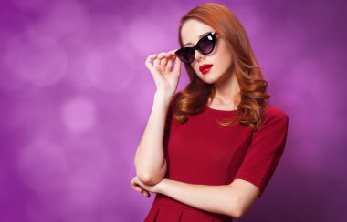 viloet arka plan güzel kızıl saçlı kadın.