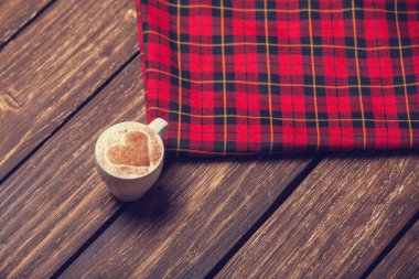 Onu ve eşarp kakao kalp şeklinde ve kahve Kupası.