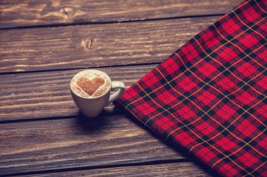 Onu ve eşarp kakao kalp şeklinde ve kahve Kupası.