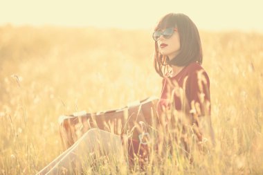 çayır bavula kadınla