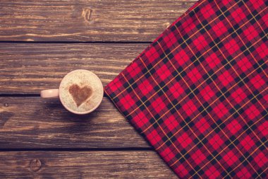 Onu ve eşarp kakao kalp şeklinde ve kahve Kupası.