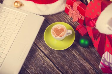 kahve kalp şekli, laptop ve Noel hediyeleri ile.