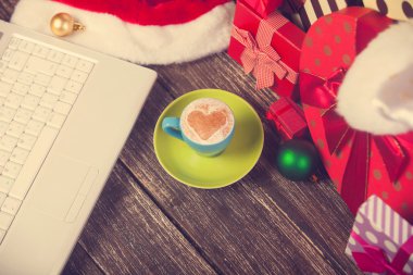 kahve kalp şekli, laptop ve Noel hediyeleri ile.