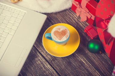 kahve kalp şekli, laptop ve Noel hediyeleri ile.