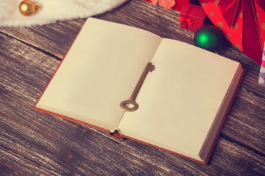 kitap ve chirstmas hediyeler ile anahtar