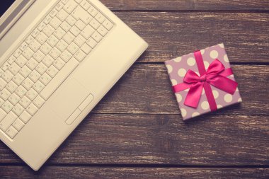 laptop ve chirstmas hediyeler