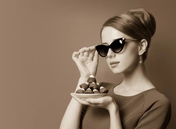 Vrouwen met snoep. foto in sepia kleur beeld stijl. — Stockfoto