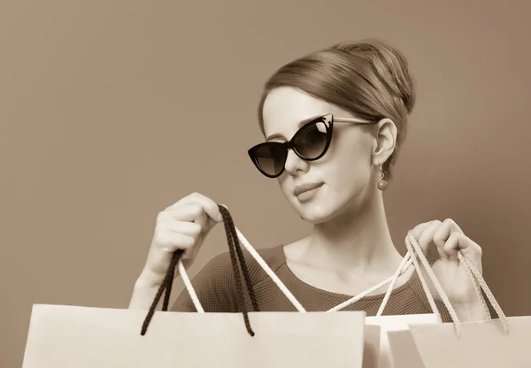 Portret van een mooie vrouwen met shopping tassen. — Stockfoto