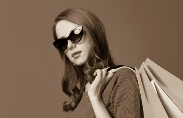 Portret van een mooie vrouwen met shopping tassen. — Stockfoto