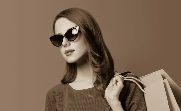 Retrato de una hermosa mujer con bolsas de compras . —  Fotos de Stock