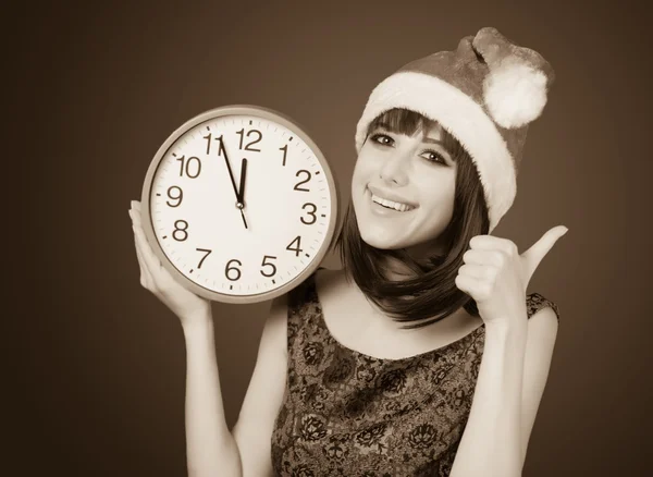 Piękna kobieta z ogromnym zegar — Zdjęcie stockowe