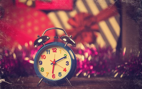 Orologio vintage su sfondo natalizio — Foto Stock