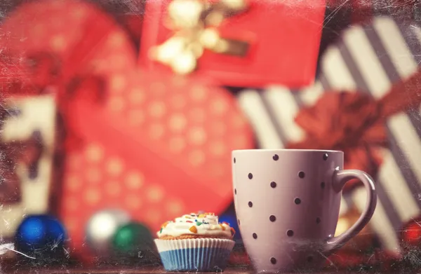 Cup of coffee and cupcake on christmas background. — Stock Photo, Image