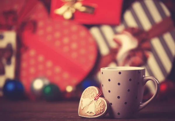 Cup of coffee and cupcake on christmas background. — Stock Photo, Image