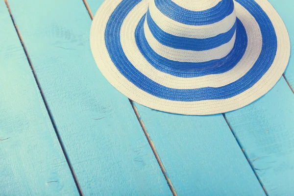 Cappello blu tavolo in legno . — Foto Stock