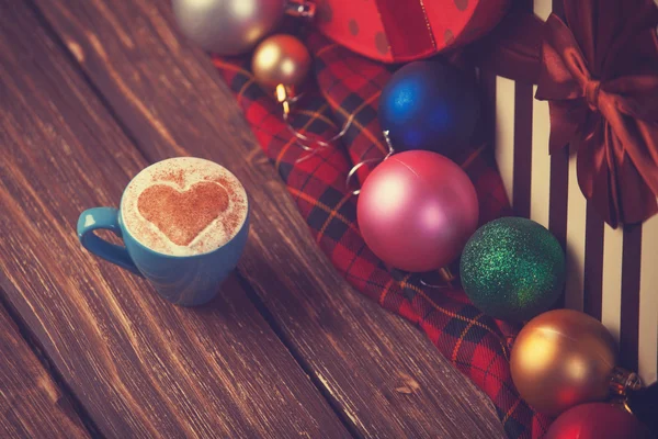 Cup of coffee with heart shape with christmas gifts. — Stock Photo, Image