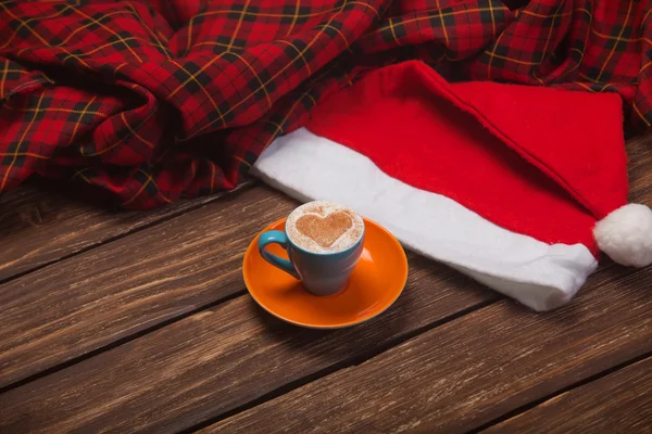 一杯のコーヒーとクリスマスの帽子 — ストック写真