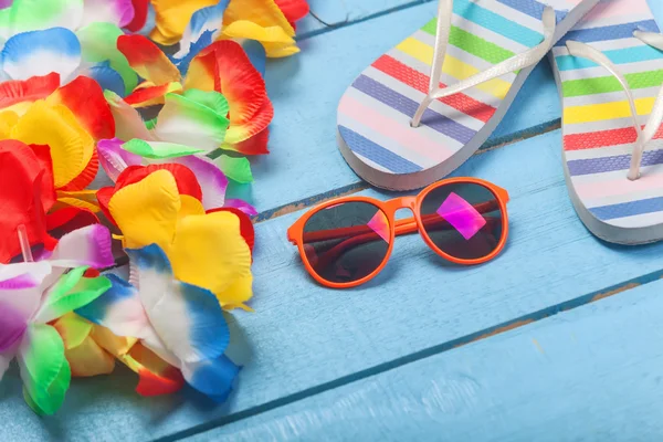 Лей, солнцезащитные очки и тапочки — стоковое фото