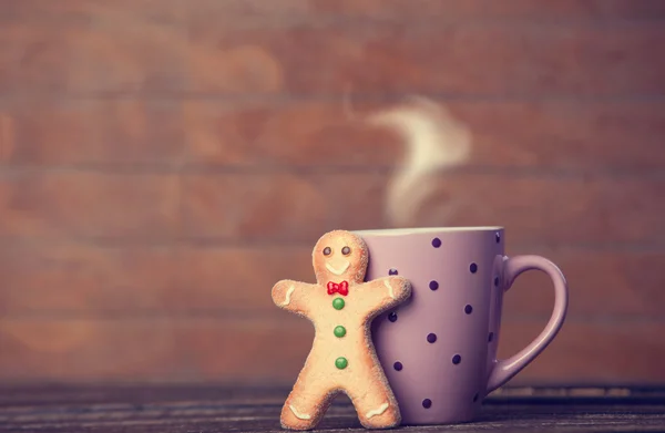 Cookie 的男人和杯热巧克力. — 图库照片