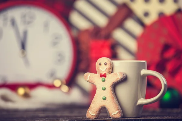 Cookie man och cup o varm choklad. — Stockfoto
