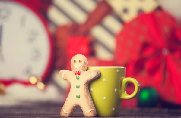 Cookie 的男人和杯热巧克力. — 图库照片