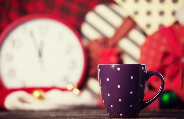 Tè invernale in una tazza e regali di Natale sullo sfondo . — Foto Stock