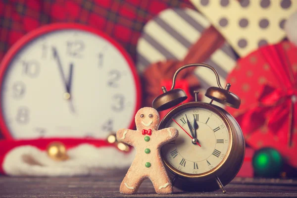 Cookie man and alarm clock — Stock Photo, Image