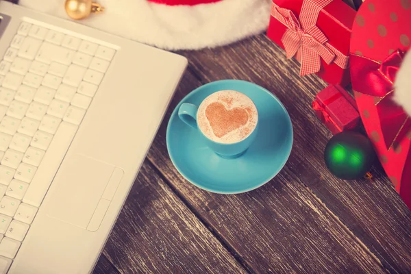 심장 모양, 노트북 및 크리스마스 선물로 커피 한잔. — 스톡 사진