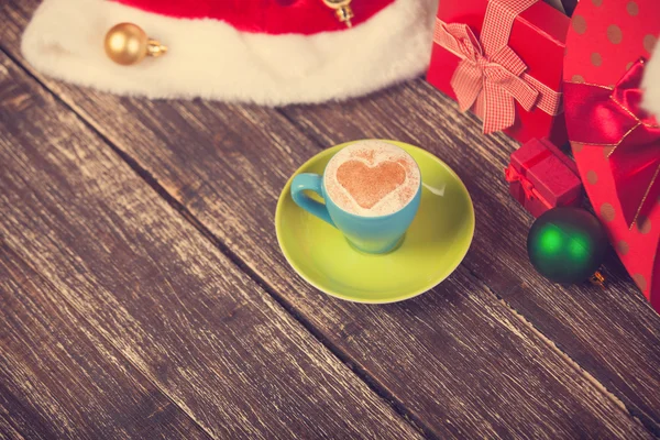 Kopp kaffe med hjärta form med julklappar. — Stockfoto
