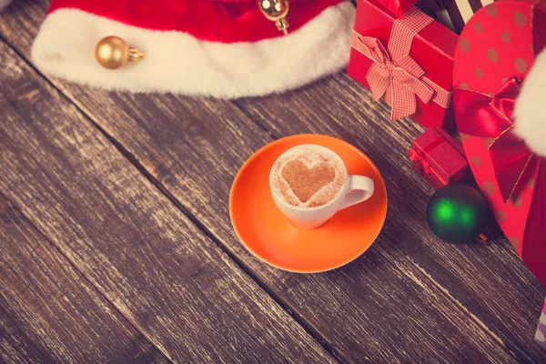 クリスマスの贈り物のハートの形とコーヒーのカップ. — ストック写真