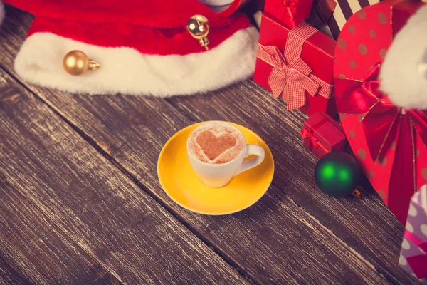 Kopje koffie met hart vorm met giften van Kerstmis. — Stockfoto