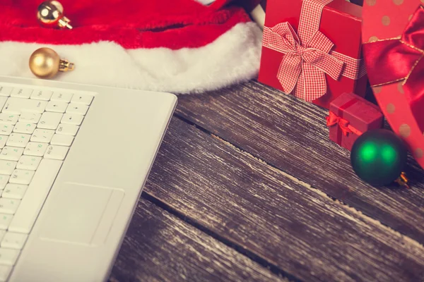 Laptop ve chirstmas hediyeler — Stok fotoğraf