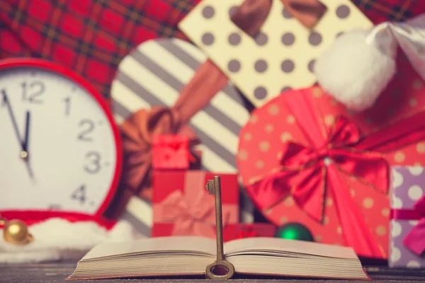 Buch und Schlüssel mit Weihnachtsgeschenken — Stockfoto