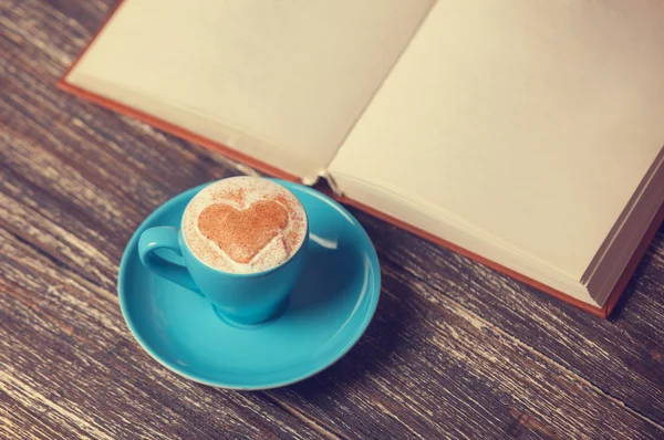 心臓形、本およびクリスマスのギフトとコーヒーのカップ. — ストック写真