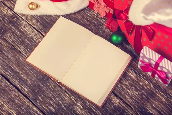 Libro aperto e regali di Natale . — Foto Stock