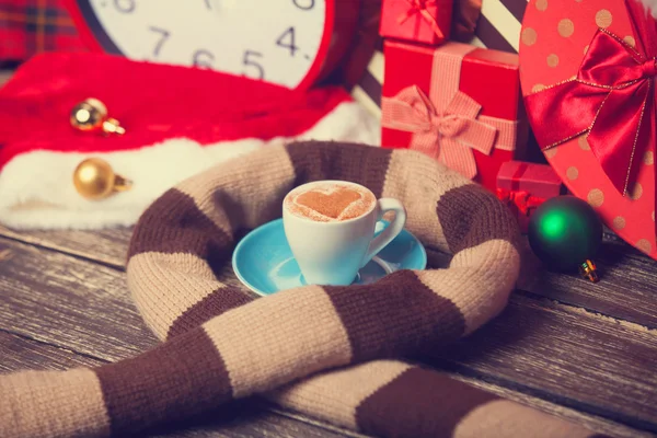 Kopp kaffe med hjärta form, halsduk och jul gåvor. — Stockfoto