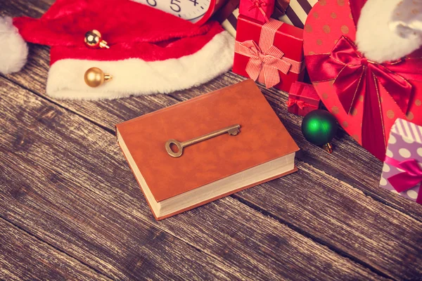 书和密钥与圣诞礼物 — 图库照片