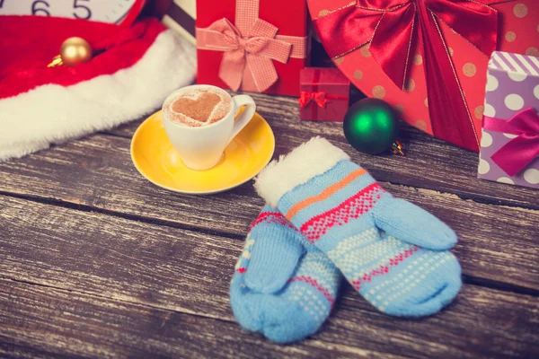 Чашка кави з формою серця, рукавички та різдвяні подарунки . — стокове фото