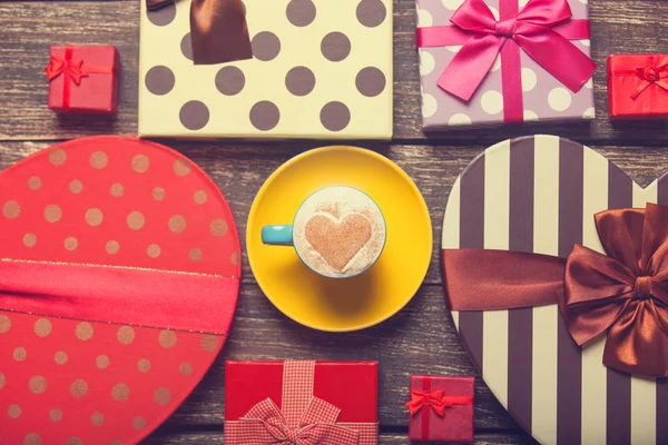 Cup of coffee and christmas gifts. — Stock Photo, Image