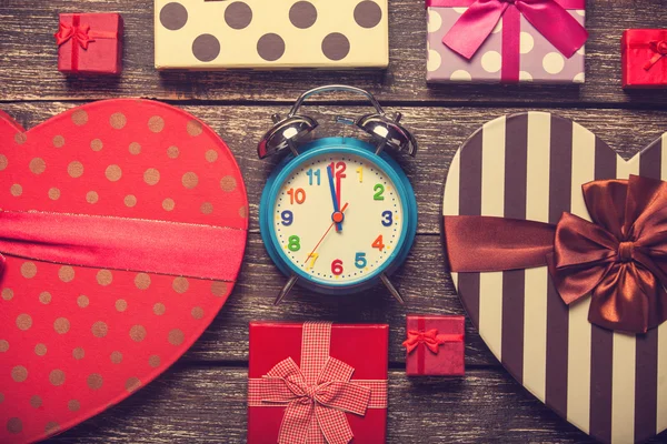 Retro alarm klok en de giften van Kerstmis rond — Stockfoto