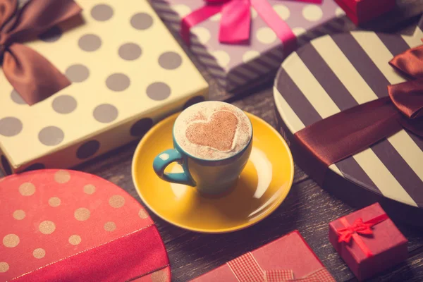 Kopp kaffe och jul gåvor. — Stockfoto