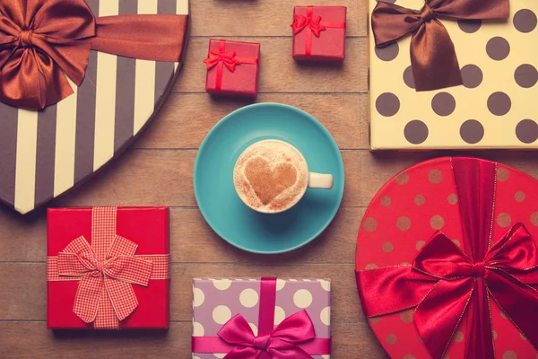 Tasse Kaffee und Weihnachtsgeschenke. — Stockfoto