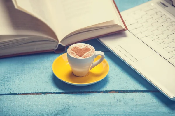 Secangkir kopi dengan laptop dan buku di atas meja kayu biru
. — Stok Gambar Secangkir kopi dengan laptop dan buku di atas meja kayu biru
. Stok Gambar Bebas Royalti
