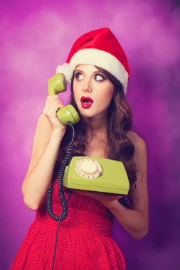 Yeşil telefon ile Noel şapkalı güzel esmer kız